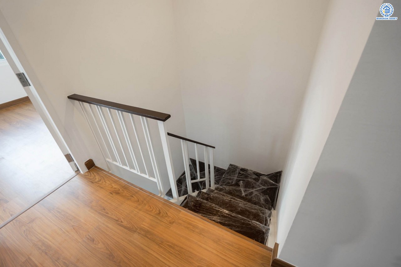 บ้านมือสองตกแต่งใหม่ โครงการ เดอะวิลเลจ แจ้งวัฒนะ-ติวานนท์ หลังมุม เนื้อที่ 55 ตร.ว. ดีไซน์ตอบทุกไลฟ์สไตล์ ฟังก์ชัน 3 ห้องนอน 2 ห้องน้ำ จอดรถได้ 2 คัน Living ชั้นล่างกว้างขวาง สามารถกั้นเป็นห้องเพิ่มได้สบาย ๆ บนทำเลติดถนนใหญ่ เชื่อมต่อทุกเส้นทาง ใกล้รถไฟฟ้าสายสีชมพู "สถานีแจ้งวัฒนะ-ปากเกร็ด28" และจุดขึ้นทางด่วน "ศรีสมาน"